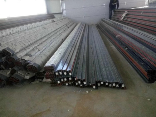 鋁型材內(nèi)部聚氨酯填充發(fā)